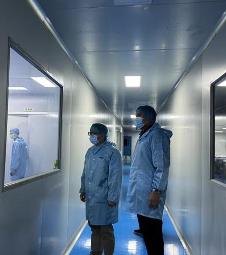 Visite d'usine par un invité au salon MEDICA en Allemagne ; Explorer de nouvelles opportunités sur le marché médical européen