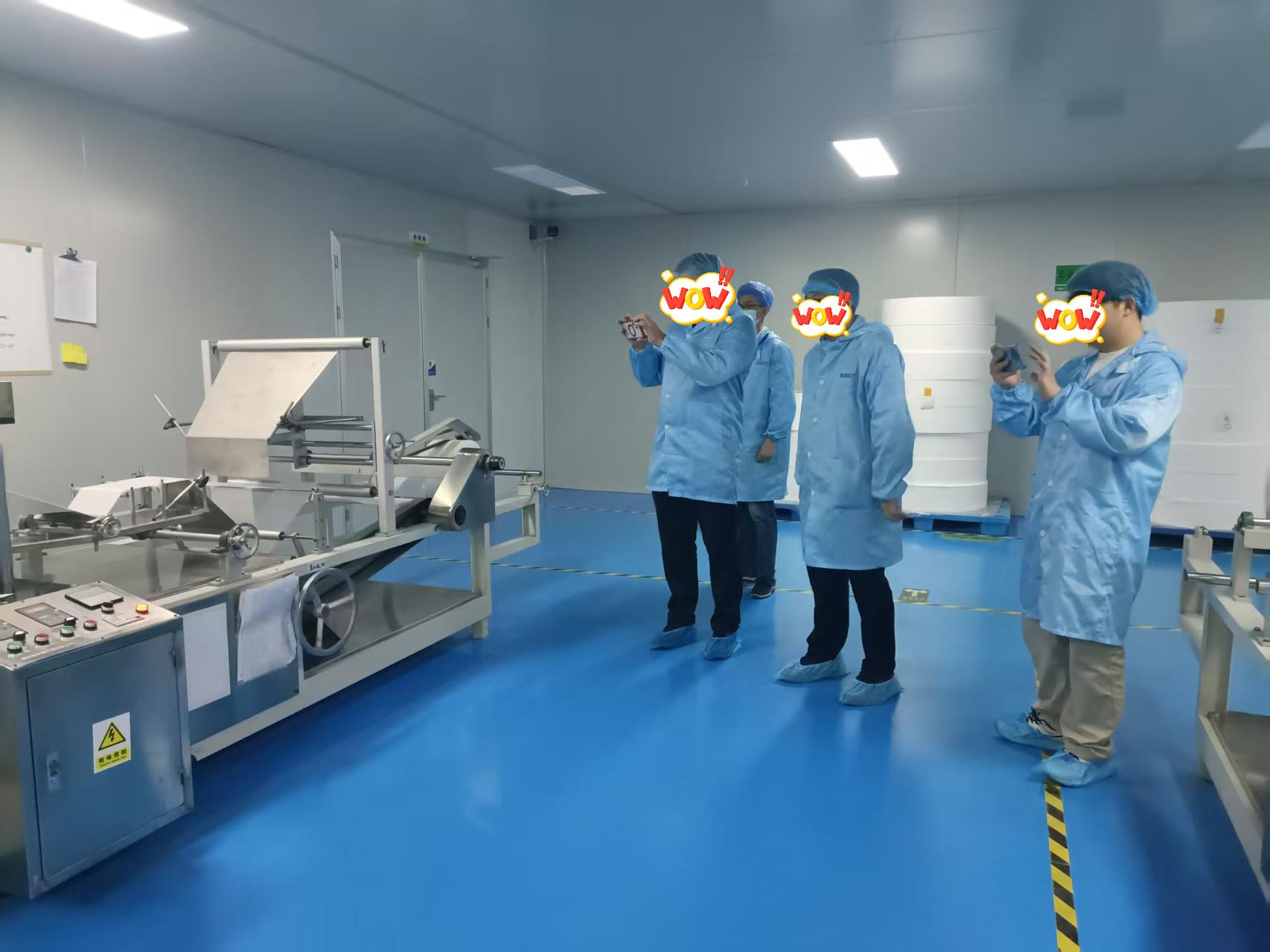 Le directeur des achats du distributeur européen de produits de santé animale pour grands animaux visite notre entreprise pour inspection et négociation