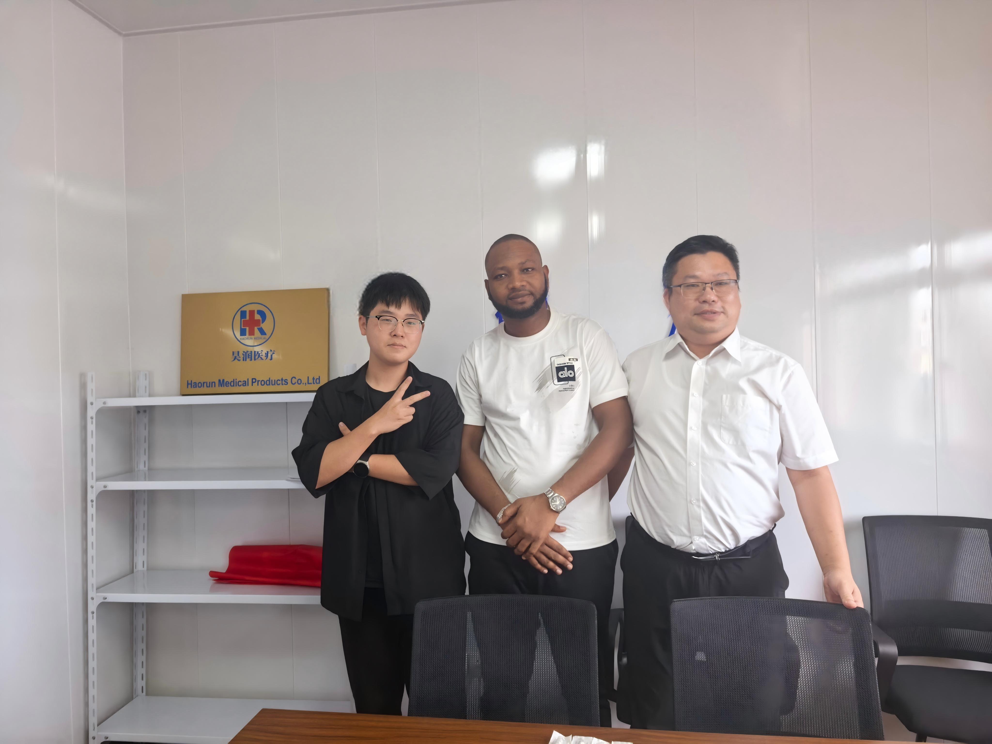 Les clients ont passé une commande sur place après avoir visité l'usine Haorun Medical.